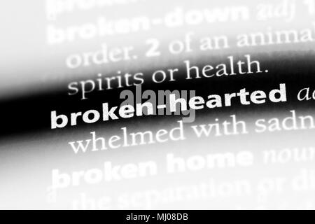 Broken-hearted Wort in einem Wörterbuch. broken-hearted Konzept. Stockfoto