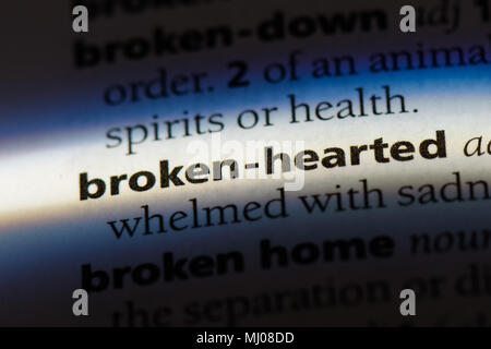 Broken-hearted Wort in einem Wörterbuch. broken-hearted Konzept. Stockfoto