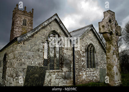 Grabstein im Friedhof, Advent Kirche Gemeinde, am Nord-westlichen Rand von Bodmin Moor, in North Cornwall, England, Stockfoto