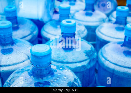 Große leere Plastikflaschen für die Kühler sind auf Lager gestapelt. Stockfoto