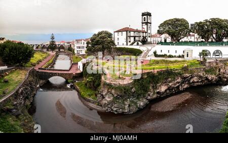 Panoramablick auf die Stadt Blick auf die Gemeinde und der zentrale Platz von Ribeira Grande Sao Miguel, Azoren, Portugal Stockfoto