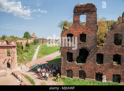 SHLISSELBURG, Russland - 02 AUGUST, 2014: Exkursion in die Festung von Oreshek, in der Nähe der Ruinen des 4 Gefängnis Gebäude Stockfoto