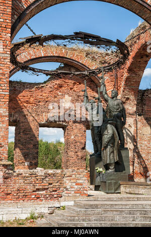 SHLISSELBURG, Russland - 02 AUGUST, 2014: Denkmal der Heroischen Verteidiger der Festung Oreshek in Ruinen der Kathedrale Stockfoto