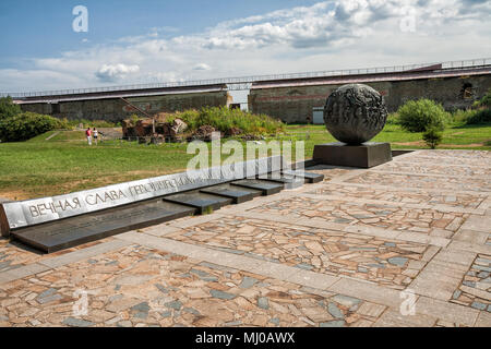 SHLISSELBURG, Russland - 02 AUGUST, 2014: die Menschen besuchen Denkmal zu Heroischen Verteidiger der Oreshek Festung im Großen Vaterländischen Krieg. Inschrift auf Platte' Et Stockfoto