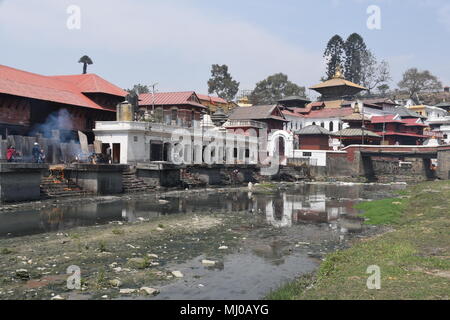 Kathmandu, Nepal - März 22, 2018: Bagmati Fluss in Pashupatinath Tempel Stockfoto