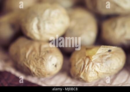 Ganze Gebackene Kartoffeln in der Schale Stockfoto