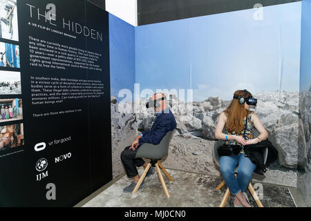 Die Besucher des Tribeca Film Festival Virtual Arcade aufpassen "versteckte", erzählt die Geschichte einer Familie für 10 Jahre in Indien versklavt. Stockfoto