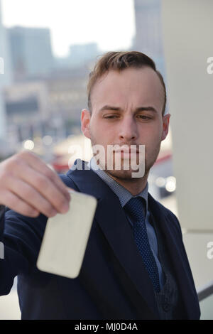Geschäftsmann mit Smartphone Stockfoto