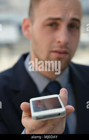 Geschäftsmann mit Smartphone Stockfoto