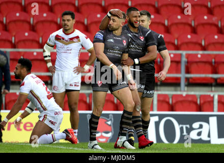 Saint Helens Tom Makinson gratuliert von Saint Helens Dominique Peyroux während der Betfred Super League Match an der völlig Gottlosen Stadion, St Helens. Stockfoto