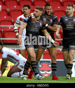 Saint Helens Tom Makinson gratuliert von Saint Helens Dominique Peyroux während der Betfred Super League Match an der völlig Gottlosen Stadion, St Helens. Stockfoto