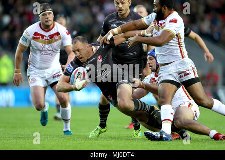 Saint Helens James Roby Befugnisse Vergangenheit katalanischen Drachen Benjamin Jullien und katalanische Drachen Samisoni Langi während der Betfred Super League Match an der völlig Gottlosen Stadion, St Helens. Stockfoto