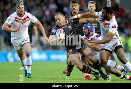 Saint Helens James Roby Befugnisse Vergangenheit katalanischen Drachen Benjamin Jullien und katalanische Drachen Samisoni Langi während der Betfred Super League Match an der völlig Gottlosen Stadion, St Helens. Stockfoto