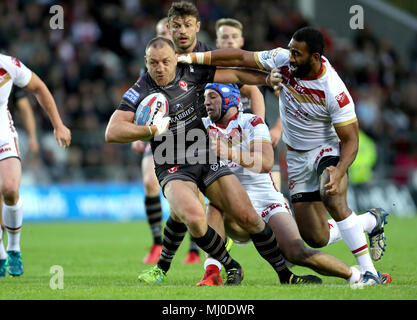 Saint Helens James Roby Befugnisse Vergangenheit katalanischen Drachen Benjamin Jullien und katalanische Drachen Samisoni Langi während der Betfred Super League Match an der völlig Gottlosen Stadion, St Helens. Stockfoto