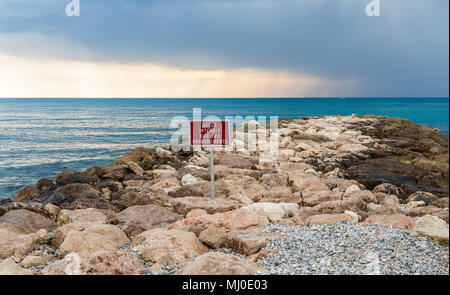 Riprap im Mittelmeer - Menton - Frankreich Stockfoto