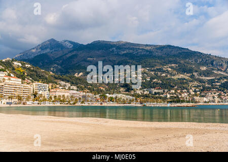 Ansicht der Ligurischen Alpen und Menton Stadt aus dem Mittelmeer Stockfoto