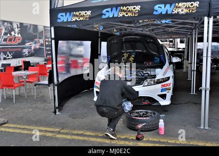 28. April 2018, Anglesey Stromkreis/Trac Môn, UK. BOSCH Cox Motor Teile Civic Cup. Paddock Stockfoto