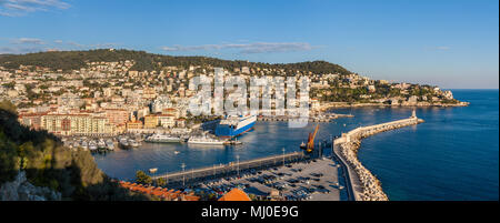 Port Lympia ab Colline du Château - Nizza - Frankreich gesehen Stockfoto