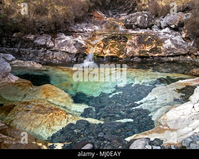 Rock Pool in Skye weiße Marmorplatte im Bergbach Bett von Allt Aigeinn, Torrin, Isle of Skye, Schottland, UK erodiert. Stockfoto