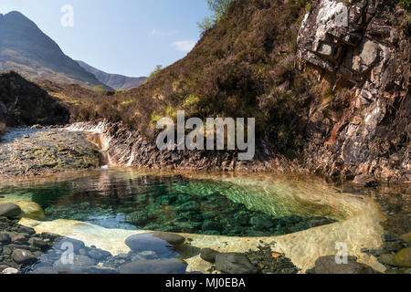 Rock Pool in Skye weiße Marmorplatte im Bergbach Bett von Allt Aigeinn, Torrin, Isle of Skye, Schottland, UK erodiert. Stockfoto