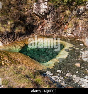 Rock Pool in Skye weiße Marmorplatte im Bergbach Bett von Allt Aigeinn, Torrin, Isle of Skye, Schottland, UK erodiert. Stockfoto