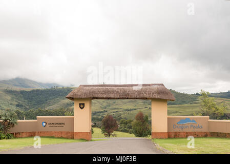 MONKS COWL, SÜDAFRIKA - 18. MÄRZ 2018: Der Eingang zum Drakensberg Boys Choir School und der Drache Peaks Resort in der Nähe von Monks Cowl in der Kwazul Stockfoto