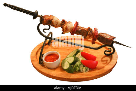 Kebabs auf Spieße geschmiedet auf einem Holzbrett mit Geschmack und gehackte Gemüse auf einem weissem Hintergrund Stockfoto