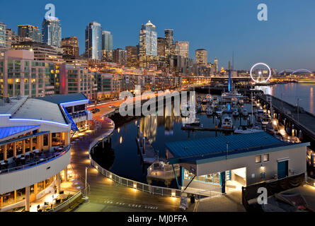 WA15327-00...WASHINGTON - Night Settling over the Seattle Waterfront from Pier 66, einschließlich Bell Harbor Marina, The Great Wheel, 2017. Stockfoto
