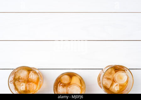 Whiskey Gläser auf weißem Holztisch. Ansicht von oben Stockfoto