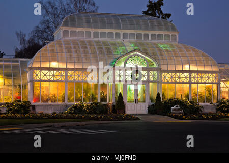 WA 15335-00 ... WASHINGTON - Abend in Seattle Freiwillige Park Conservatory. Stockfoto