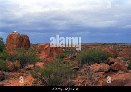 Charakteristische Granit Tor in der Nähe von Tibooburra im Outback mit stürmischen Himmel hinter: Ecke Land, New South Wales, Australien Stockfoto