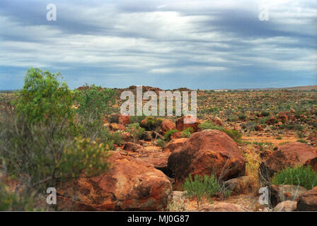 Charakteristische Granit Felsen in der Nähe von Tibooburra im Outback mit stürmischen Himmel hinter: Ecke Land, New South Wales, Australien Stockfoto