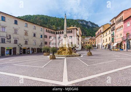 Tagliacozzo (Italien) - ein kleines hübsches Dorf in der Provinz von L'Aquila, in der Region der Abruzzen, im Frühjahr. Hier im historischen Zentrum Stockfoto