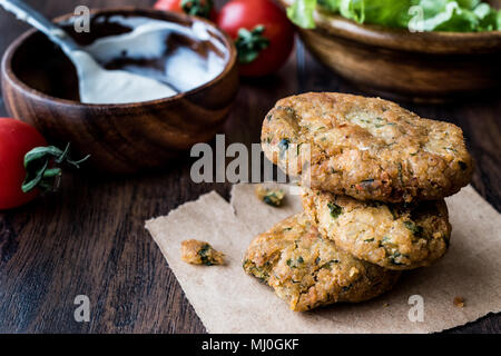 Falafel ist ein tiefes - Kugel oder Patty vom Boden aus Kichererbsen, gebraten, fava Bohnen, oder beides. Stockfoto