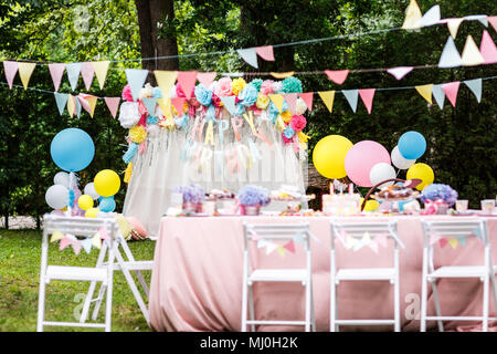 Vorbereitete Geburtstagstisch im grünen Sommergarten Stockfoto