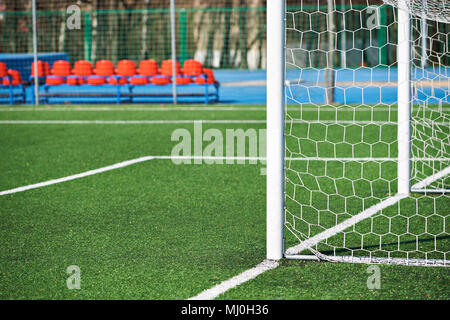 Ziel post auf einen Fußballplatz mit einem künstlichen Rasen Stockfoto