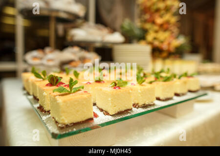 Süße Tabelle als Candy Bar mit verschiedenen Süßigkeiten auf Abendessen oder Event party Stockfoto