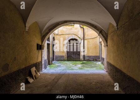 Tagliacozzo (Italien) - ein kleines hübsches Dorf in der Provinz von L'Aquila, in der Region der Abruzzen, im Frühjahr. Hier im historischen Zentrum Stockfoto