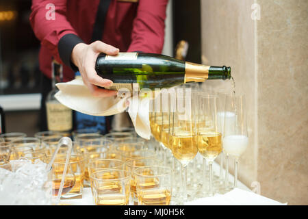 Barkeeper gießen Champagner in Glas, close-up Stockfoto
