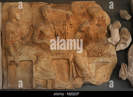 Poseidon, Apollo und Artemis in der Versammlung der Götter. Osten Abschnitt des Parthenon Frieze. 5. Jahrhundert v. Chr.. Akropolis von Athen. Akropolis Museum. Athen. Griechenland. Stockfoto