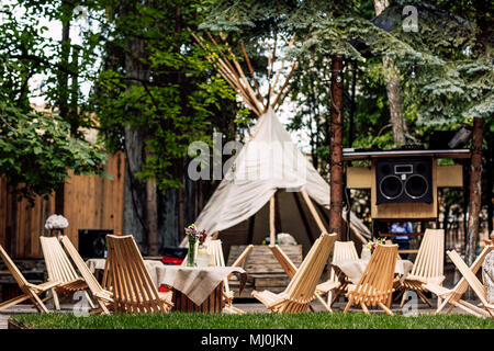 Vorbereitete Geburtstagstisch im grünen Sommergarten Stockfoto