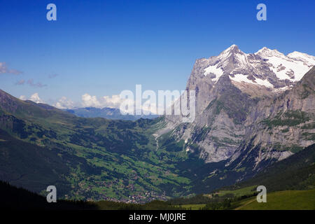 Den beliebten Ferienort Grindelwald in den Berggebieten Tal, die Lütschental, in der Entfernung von Kleine Scheidegg, Berner Oberland, Schweiz Stockfoto