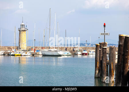 Pier in Desenzano am Gardasee an einem sonnigen Tag, Brescia, Lombardei, Italien Stockfoto