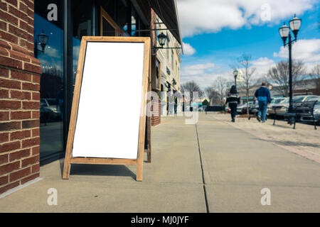 Reklametafeln Rechteckige weiße Mockup Stadt Werbung vor einem Geschäft Stockfoto