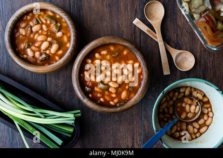 Gebackene Bohnen ist ein Gericht mit Bohnen, manchmal gebackene aber, trotz des Namens, meist gedünstet, in einer Sauce. Stockfoto