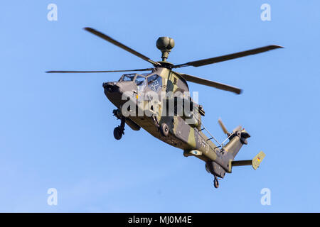 BERLIN/Deutschland - am 28. APRIL 2018: Militärische zweimotorigen Kampfhubschrauber Tiger, von Airbus Hubschrauber fliegt am Flughafen Berlin- Schönefeld. Stockfoto