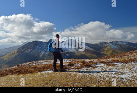 Wanderer auf dem Weg zum Gipfel des Mynydd Mawr in der Nähe von rhyd Du, Snowdonia Stockfoto