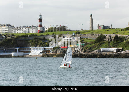 Yacht segeln Vergangenheit Plymouth Hoe Smeatons Turm Stockfoto