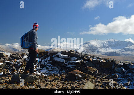 Wanderer auf Spaziergang am Gipfel des Mynydd Mawr in der Nähe von rhyd Du, Snowdonia Stockfoto