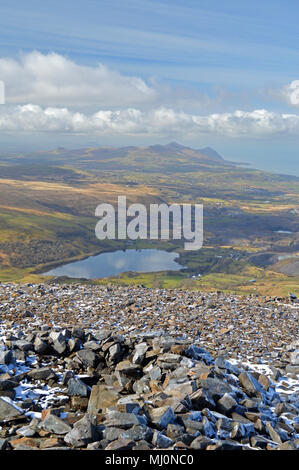 Spaziergang und Blick bis zum Gipfel des Mynydd Mawr in der Nähe von rhyd Du, Snowdonia Stockfoto